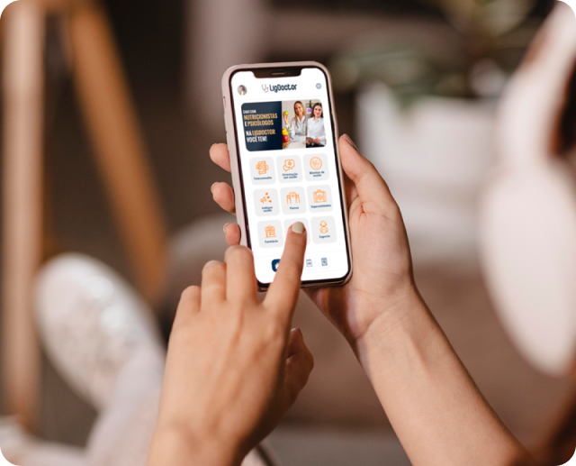 pessoa usando o app ligdoctor